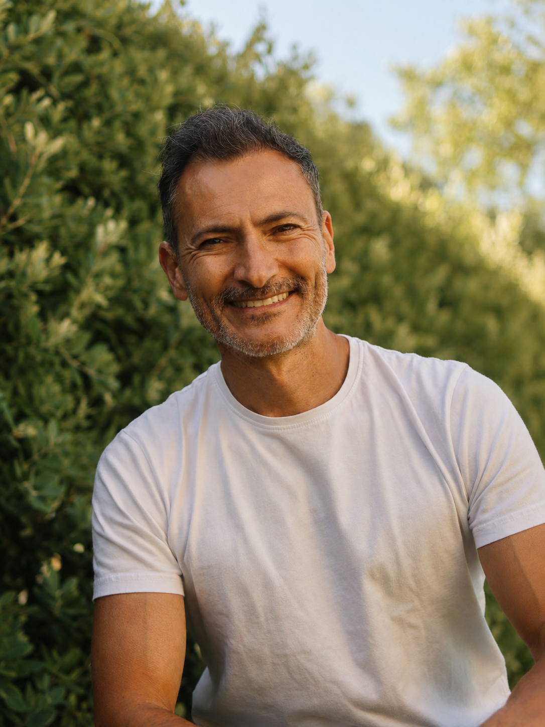 Luís Spínola de camiseta branca na natureza